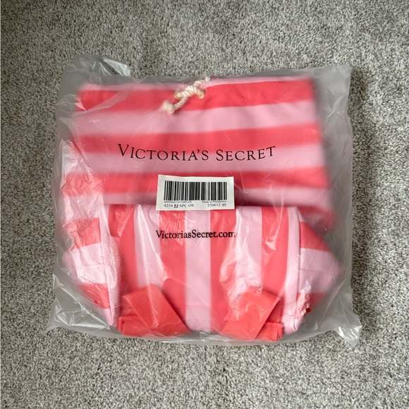 Victoria's Secret 2-in- 1 Beach Cooler/Backpack - Picture 1 of 8